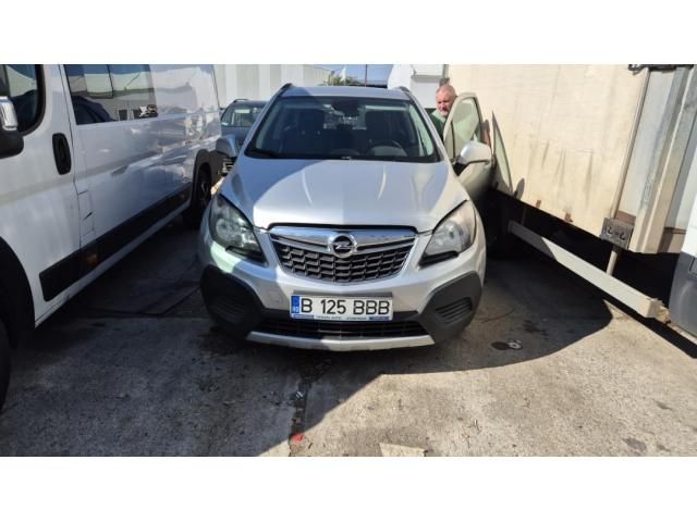 Opt autovehicule și o semiremorcă — imagine 12