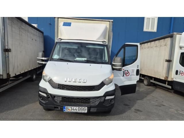 Opt autovehicule și o semiremorcă — imagine 4