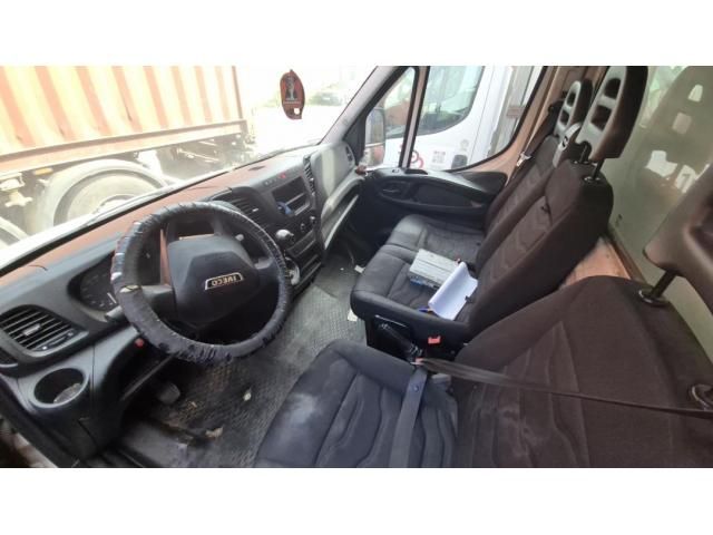 Opt autovehicule și o semiremorcă — imagine 13