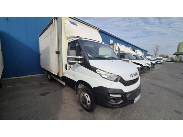 Opt autovehicule și o semiremorcă — imagine 23