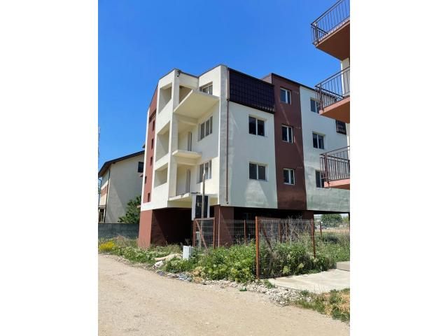 Teren intravilan cu bloc de locuințe nefinalizat — imagine 1