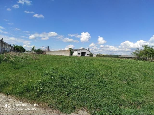 Proprietate imobiliară cu teren și construcții — imagine 1