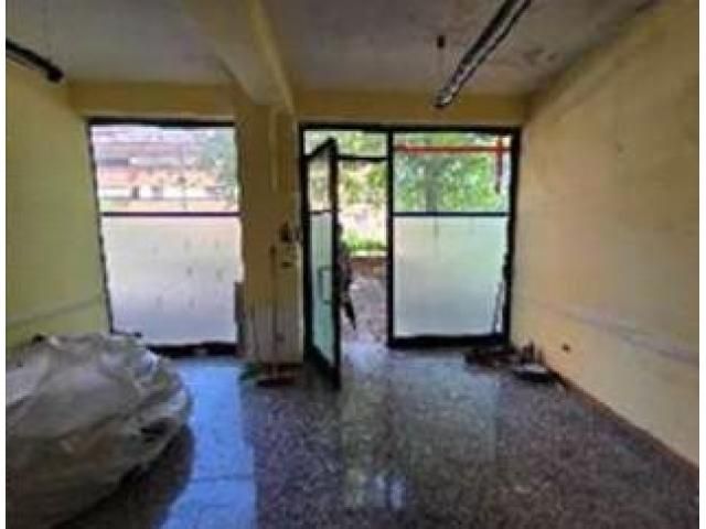 Proprietate cu două birouri și două spații comerciale — imagine 3