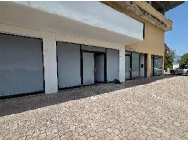 Proprietate cu două birouri și două spații comerciale — imagine 1