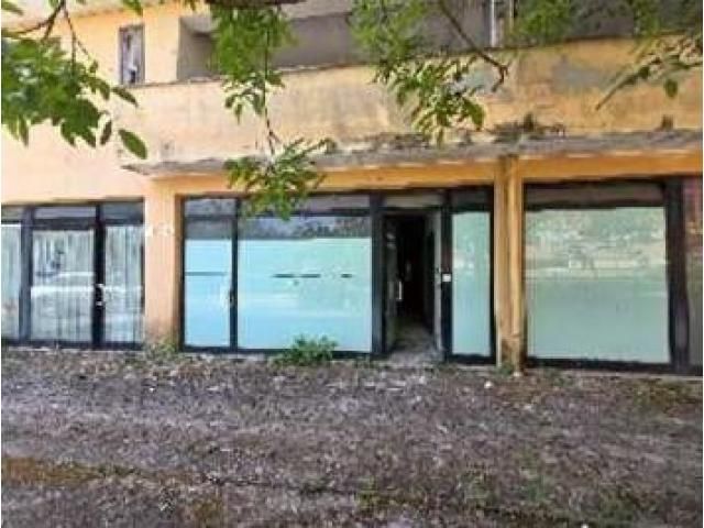 Proprietate cu două birouri și două spații comerciale — imagine 2