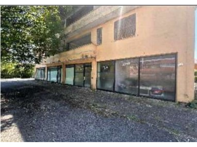 Proprietate cu două birouri și două spații comerciale — imagine 4