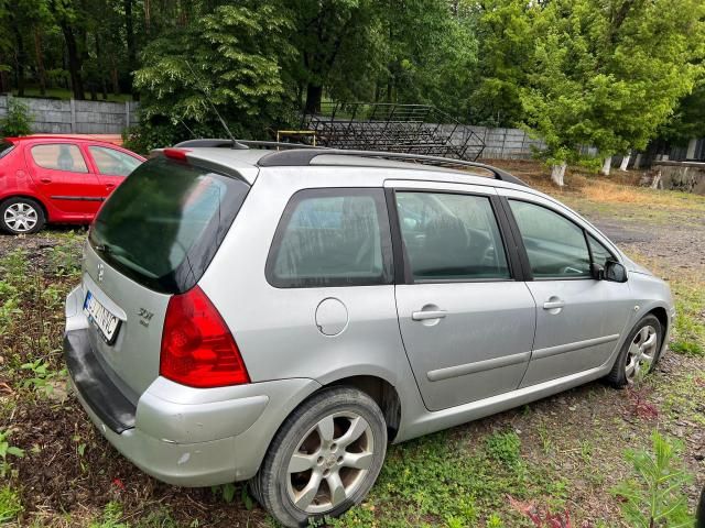 Autoturism și stoc de mobilier de birou — imagine 8