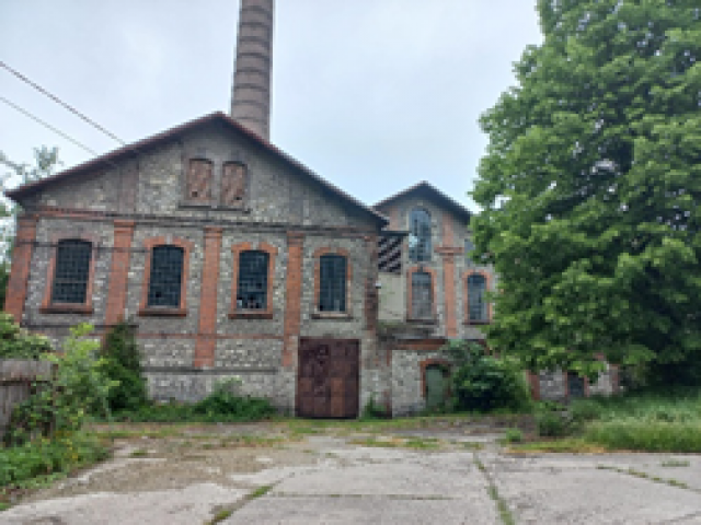 Proprietate industrială cu teren, clădiri și utilaje — imagine 1