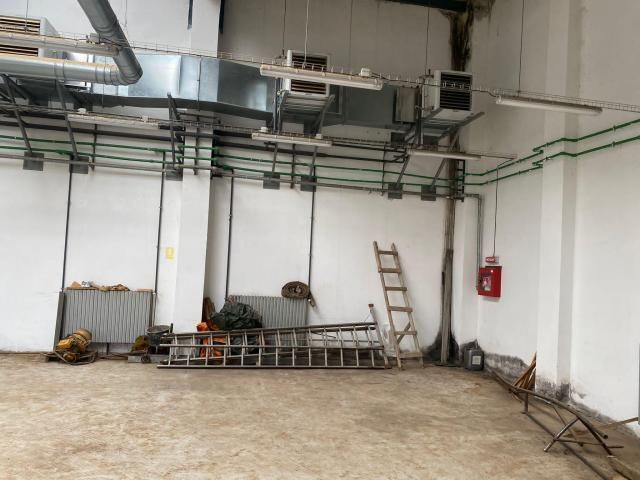 Proprietate industrială cu teren, construcții și bunuri mobile — imagine 3