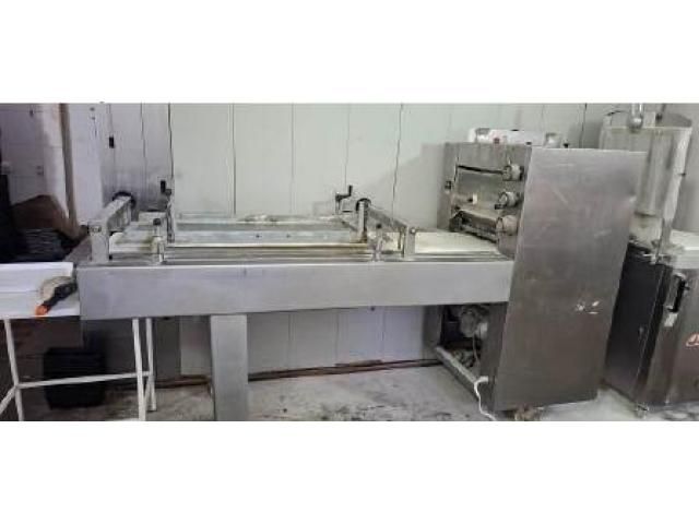 Două autoutilitare și mașină de modelat fitile — imagine 1