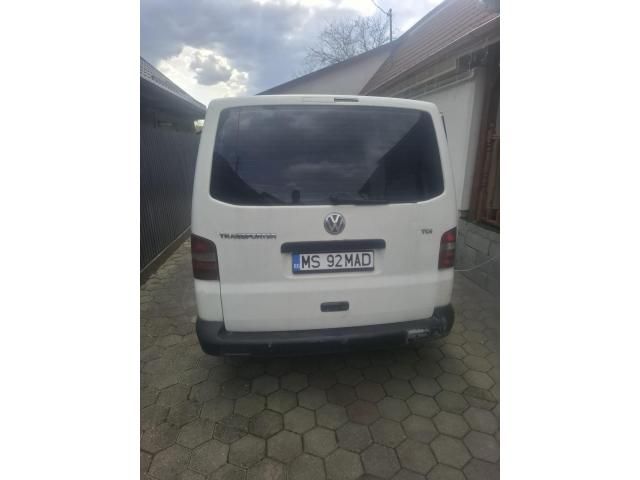 Două autoutilitare și mașină de modelat fitile — imagine 2