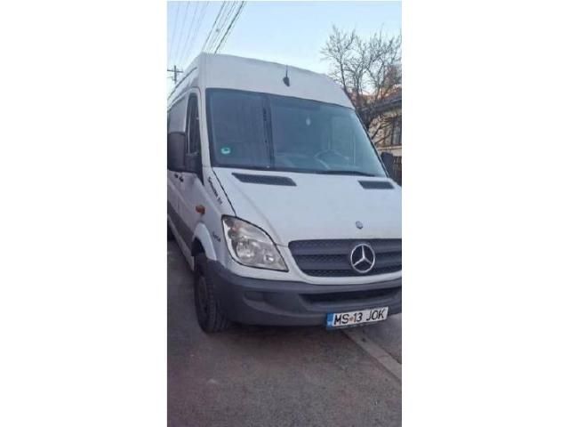 Două autoutilitare și mașină de modelat fitile — imagine 4