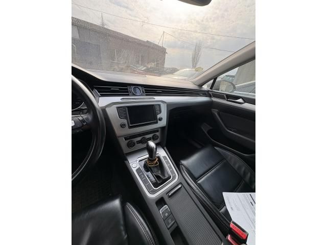 Volkswagen Passat din 2017, nefuncțional — imagine 1