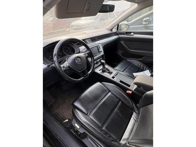 Volkswagen Passat din 2017, nefuncțional — imagine 7