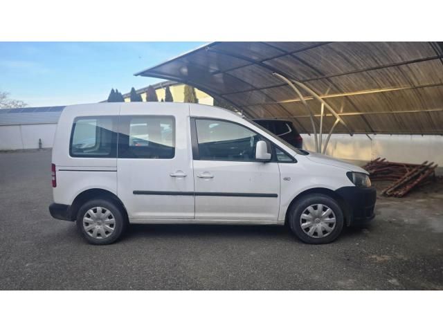 Autovehicule Mazda 3 și Volkswagen Caddy Life — imagine 2