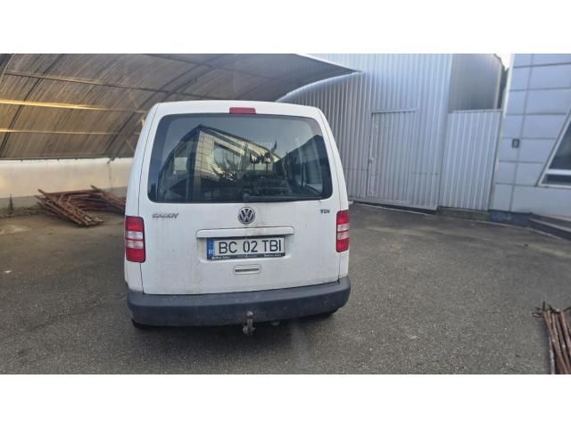 Autovehicule Mazda 3 și Volkswagen Caddy Life — imagine 3