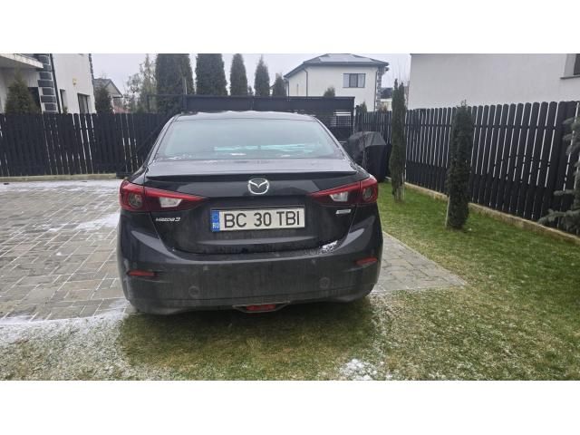 Autovehicule Mazda 3 și Volkswagen Caddy Life — imagine 4