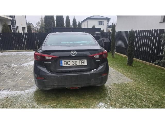 Autovehicule Mazda 3 și Volkswagen Caddy Life — imagine 5