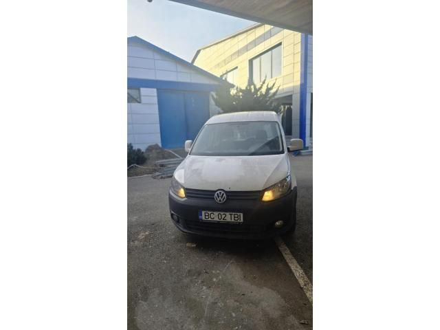 Autovehicule Mazda 3 și Volkswagen Caddy Life — imagine 7