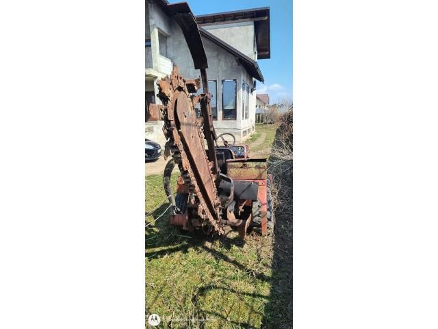 Teren, două autovehicule și freză de șanțuri — imagine 3