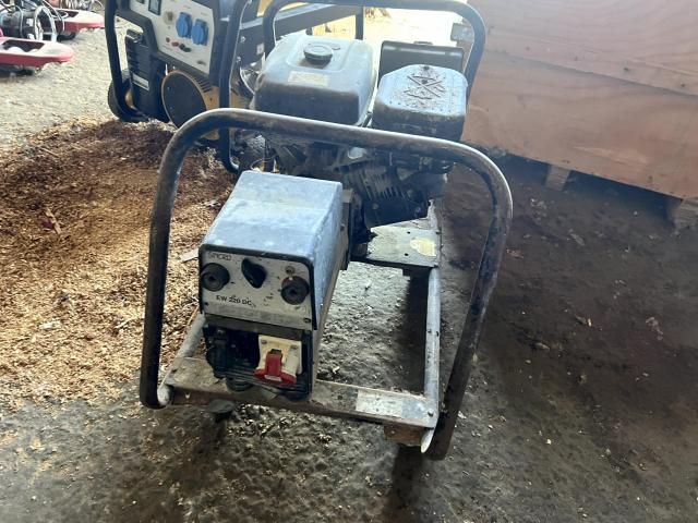 Doua loturi de bunuri mobile si trei autovehicule — imagine 14