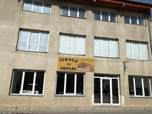 Clădire centru de afaceri și autobasculantă Belaz — imagine 1
